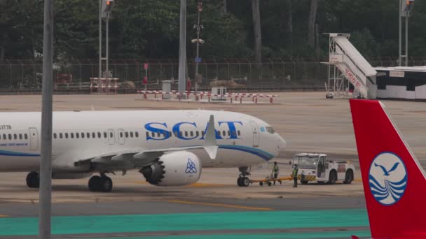 Phuket 2023년 26일 비행기 Scat에 부착된 견인봉이 푸시백 공항에서 항공기에 — 비디오