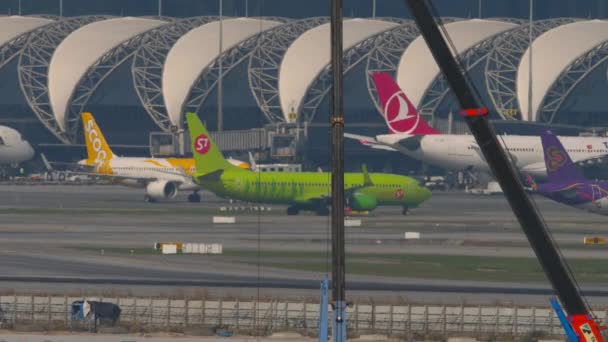 2023년 터미널에서 비행기의 수완나품 공항에서 Thai 비행기 게이트 — 비디오