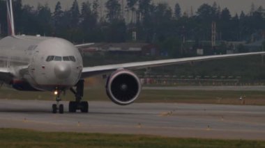 MOSCOW, Rusya Federasyonu - 29 Temmuz 2021: Sheremetyevo havaalanındaki taksiyolunda bir Aeroflot ticari uçağının görüntüsü,