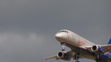 MOSCOW, Rusya Federasyonu - 12 Eylül 2020: Sukhoi Superjet 100-95B, RA-89110 Aeroflot uçağı iniş ve dikiz görüşü için yaklaşıyor. Uçak tepemizde uçuyor.