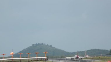 Bir jet uçağının kalkış ve tırmanış görüntüsü, dikiz açısı, uzak çekim.