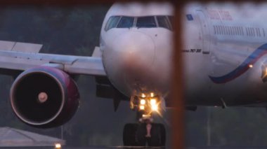 PHUKET, THAILAND - 23 HAZİRAN 2023: Phuket havaalanında taksicilik yapan Sunday Airlines 'dan Boeing 767. Uçağın taksideki görüntüsü. Önlük, uçak. Hava yolculuğu ve turizm konsepti