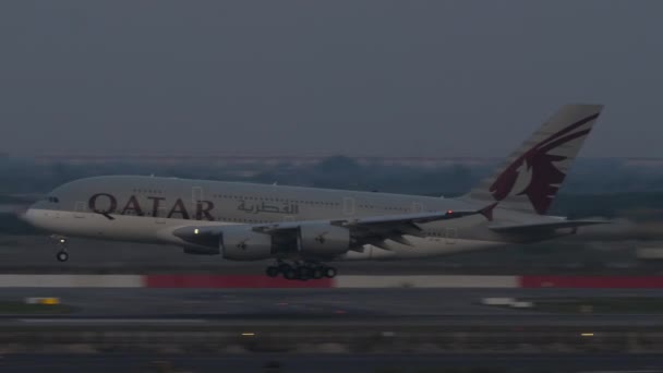 Bangkok Thailand March 2023 Airbus A380 Авіакомпанії Qatar Airlines Приземляється — стокове відео