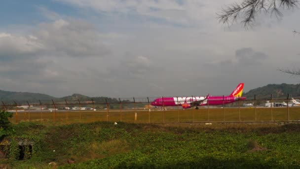Phuket Tajlandia Styczeń 2023 Dalekie Ujęcie Samolotu Pasażerskiego Vietjet Liberią — Wideo stockowe