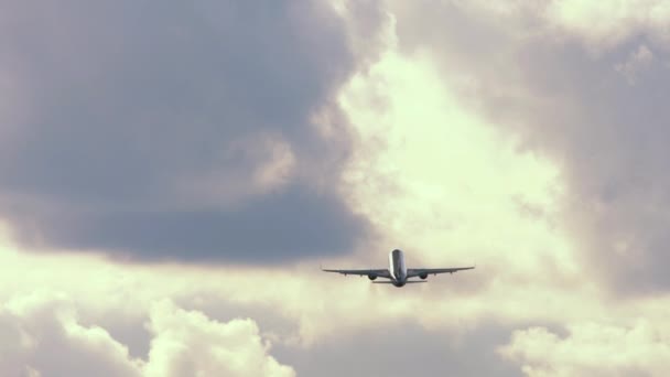 Avion Soleil Éblouissant Contre Ciel Nuageux Ensoleillé Avion Réaction Vue — Video
