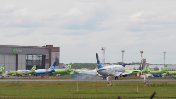 Novosibirsk Rusya Federasyonu Temmuz 2022 Avia Trafik Niş Dokunma Boeing — Stok video