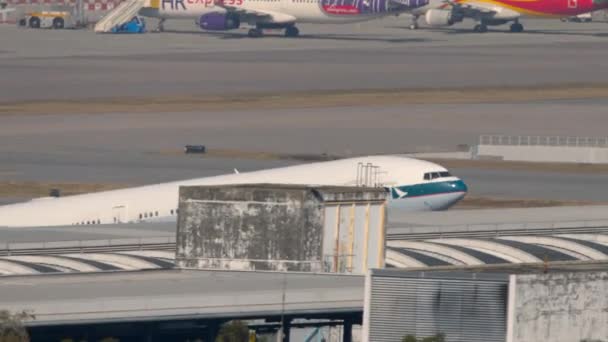 2019年11月9日 国泰航空的Widebody Boeing 777在香港机场起飞及爬升 飞机起飞 旅游和旅行概念 — 图库视频影像
