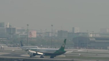 BANGKOK, THAILAND - 01 Mart 2023: EVA Air 'in Boeing 787 Dreamliner' ı ve Suvarnabhumi Havaalanı 'nda frenleme. Uçak geliyor. Spoiler verin. EVA Havayolları Tayvan Uluslararası Havayolları