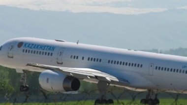 ALMATY, KAZAKHSTAN - 5 Mayıs 2019: Yolcu uçağı Boeing 757-2M6, UP-B5701 Kazakistan