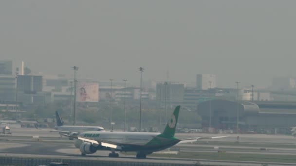 Bangkok Thailand 2023年3月1日 波音787梦想中的Eva飞机在苏瓦纳布机场着陆和刹车 飞机来了破坏分子了 Eva航空公司台湾国际航空公司 — 图库视频影像