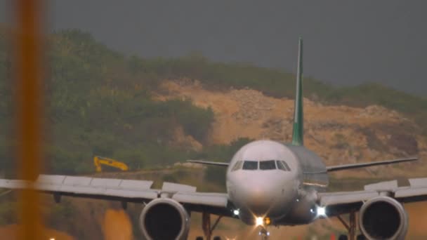 Phuket Thailand 2023年2月20日 春天航空公司的飞机在普吉机场着陆和刹车 飞机来了春运中国低成本航空公司 — 图库视频影像