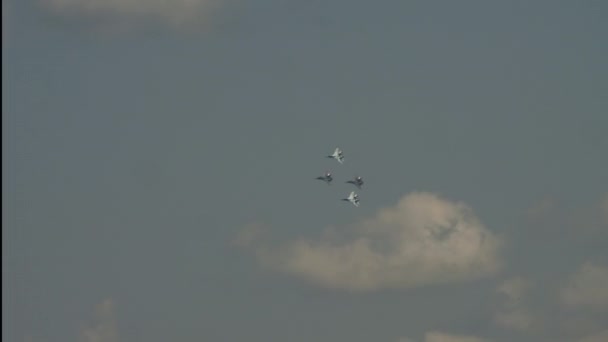 Askeri Savaş Uçaklarının Görüntüleri Gökyüzünde Askeri Uçaklar Hava Kuvvetleri Geçit — Stok video