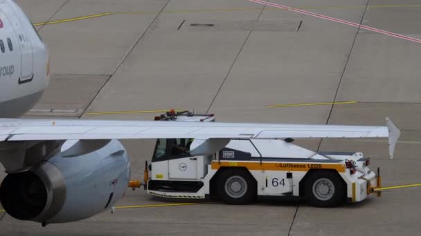 Düzseldorf Germany Temmuz 2017 Düsseldorf Havaalanında Germen Kanatlarının Çekici Yolcu — Stok video