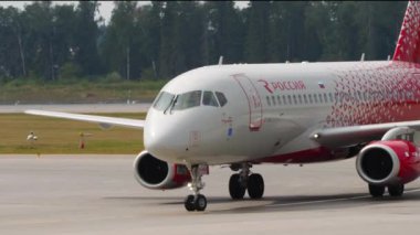 MOSCOW, Rusya Federasyonu - 29 Temmuz 2021: Ticari uçak Sukhoi Superjet 100, RA-89060 Rossiya taksicilik Sheremetyevo havaalanında. Rus Hava Yolları 'nın uçağı havaalanında.