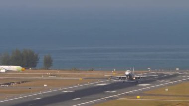 PHUKET, THAILAND - 23 Şubat 2023: Yolcu uçağı Airbus A320, HS-PGW Bangkok Havayolları Samui Havaalanı 'na iniş yaptı. Uçak geliyor, hava bozucular geliyor.