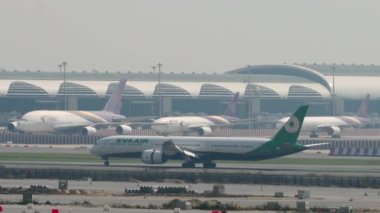 BANGKOK, THAILAND - 01 Mart 2023: Yolcu Boeing 787 Dreamliner, EVA Air 'in B-17806' sı Suvarnabhumi Havalimanı 'na indikten sonra fren yapıyor. Uçak geliyor. Spoiler verin. EVA Havayolları Tayvan Havayolları