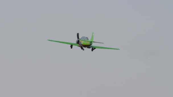 Två Retro Sport Flygplan Himlen Nedre Bakifrån Sovjetiska Högpresterande Flygplan — Stockvideo