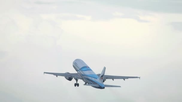 2019년 11월 28일 공항에서 출발하는 항공의 비행기 A320 이륙하는 비행기 — 비디오