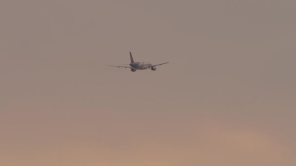 Phuket Thailand 2023年2月22日 空中客车A320 232 Txb Thai Smile在日落或黎明时分飞行 远距离射击 后视镜 — 图库视频影像