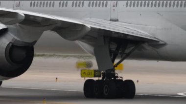 Uçak iniş takımları ve motor yakın çekim. Havacılık, havaalanı. Jet uçağı takside.