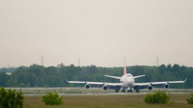NOVOSIBIRSK, RUSYA FEDERasyonu - 10 Haziran 2020: Tolmachevo havaalanında taksicilik yapan Cargolux 747. Geniş gövdeli kargo uçakları.