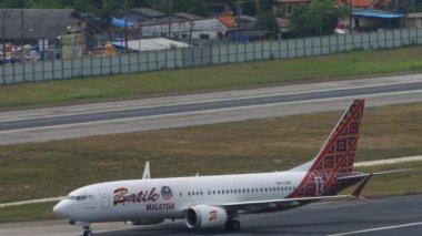 PHUKET, THAILAND - FEBRUARY 03, 2023: Boeing 737, Batik Air Malezya 'nın 9M-LRD uçakları, Phuket Havalimanı, yan görüş. Yolcu uçağı pistte. Turizm ve seyahat kavramı