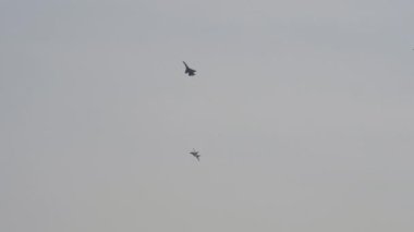 Askeri uçakların kalkış ve uçuş görüntüleri. Gökyüzünde askeri uçaklar. Hava Kuvvetleri geçit töreni