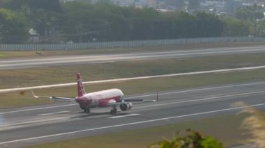 PHUKET, THAILAND - 19 Şubat 2023: AirAsia Airbus A320 yolcu uçağı Phuket havaalanına indikten sonra fren yapıyor, Sid Eview. Spoiler verin. Asya 'da düşük maliyetli havayolu