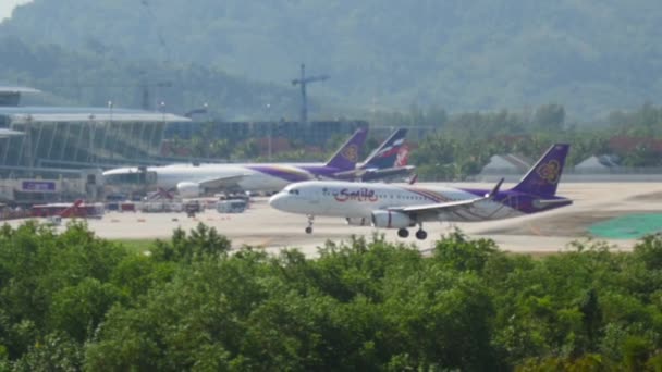 Phuket Tajlandia Listopada 2016 Samolot Pasażerski Tajlandzkiego Uśmiechu Lądujący Lotnisku — Wideo stockowe