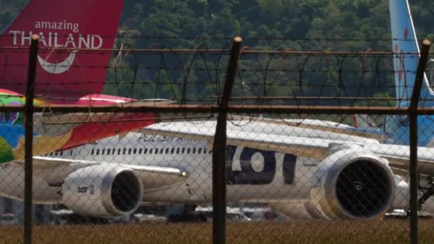 Phuket Thailand February 2023 Letadla Odbavovací Ploše Pojezdová Dráha Rušný — Stock video