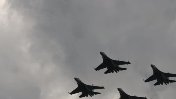 Caças Militares Grupo Voam Alto Céu Silhueta Bombista Guerra Conceito — Vídeo de Stock