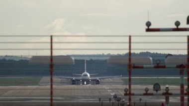 Uçak geliyor. İnişten sonra frenlenen yolcu jeti, son pisti görüyor. Spoiler verin. Hava yolculuğu ve turizm konsepti