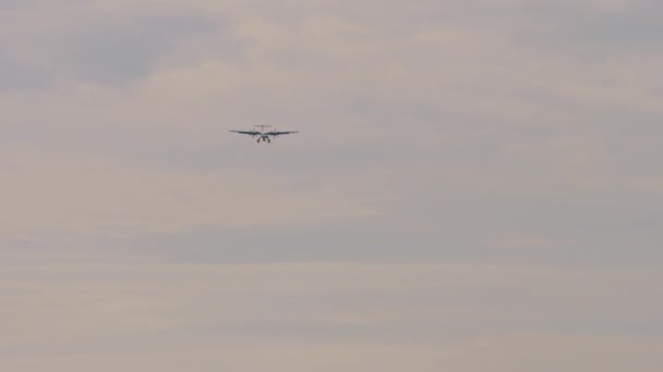 Samolot Turbośmigłowy Zbliża Się Lądowania Samolot Samolot Niebie — Wideo stockowe