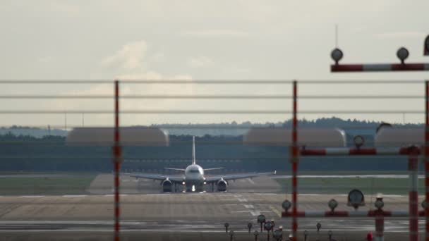 Uçak Geliyor Nişten Sonra Frenlenen Yolcu Jeti Son Pisti Görüyor — Stok video