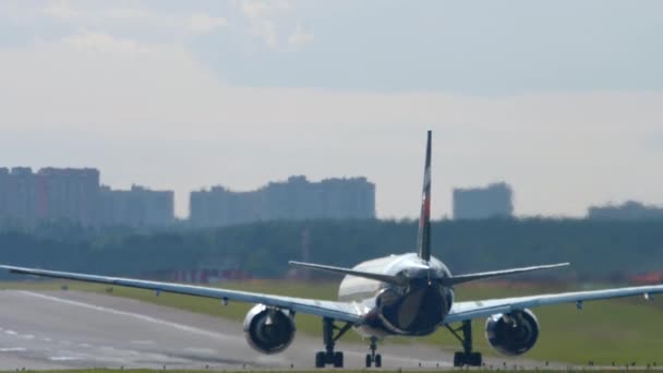 商业飞机在背光和后视镜下加速起飞 飞机起飞了飞机在跑道上旅行概念 — 图库视频影像