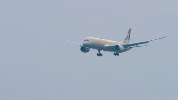 Phuket 2023년 31일 Etihad 착륙의 787 하늘에 비행기 비행기 내리막 — 비디오