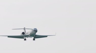 PHUKET, THAILAND - 22 Şubat 2023: Gulfstream G650ER, Phenix Jet 'ten N828SN Phuket Havaalanına inmek üzere. Özel iş uçakları