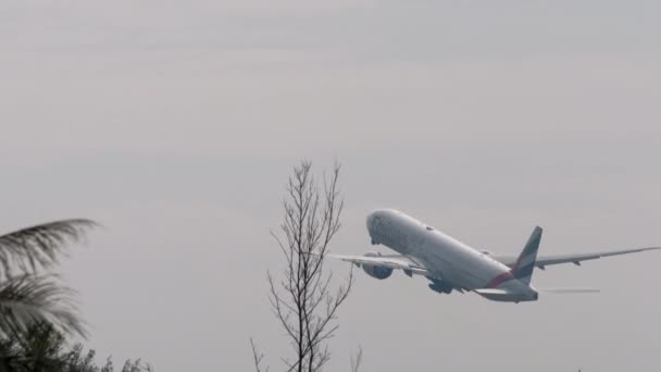 2023년 31일 에미레이트 항공의 777이 공항에서 이륙하고 등반합니다 항공편 — 비디오