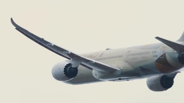 2023년 787 드림라이너 에티하드 Bnb가 공항에서 출발합니다 비행기 비행기가 떠나고 — 비디오