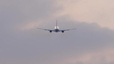 Jet yolcu uçakları dikiz aynasından uçuyor. Arka plan gökyüzü ve uçak. Uçak kalkıyor, tırmanıyor.