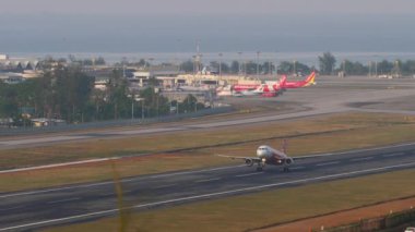 PHUKET, THAILAND - 23 Şubat 2023: Asya düşük maliyetli Airbus A320-216, AirAsia 'dan HS-BBBO, Phuket havaalanından kalkıyor, havaalanının panoramik görüntüsü. Uçak kalkıyor, tırmanıyor.
