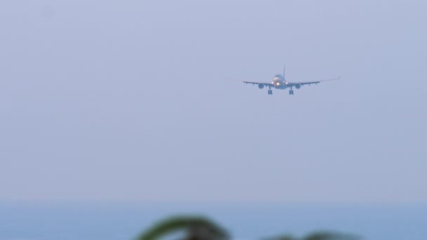Επιβατικό Αεροπλάνο Αγνώριστη Προσέγγιση Προσγείωσης Αεροπλάνο Πετά Πάνω Από Θάλασσα — Αρχείο Βίντεο