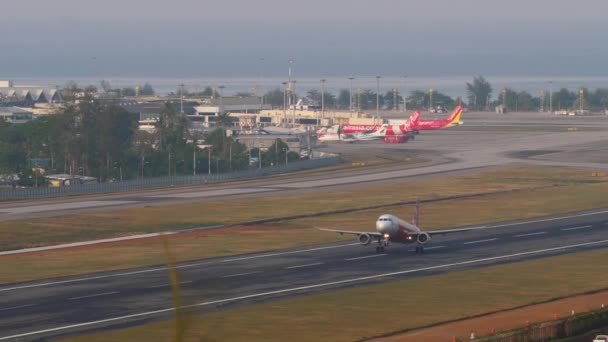 Phuket Thailand February 2023 アジアの低コストのエアバスA320 216 エアアジアのHs Bboは プーケット空港で離陸し 飛行場のパノラマビュー — ストック動画