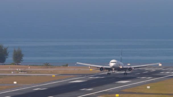 Phuket Tajlandia Luty 2023 Boeing 767 3Q8Er 73030 Lądowania Azur — Wideo stockowe