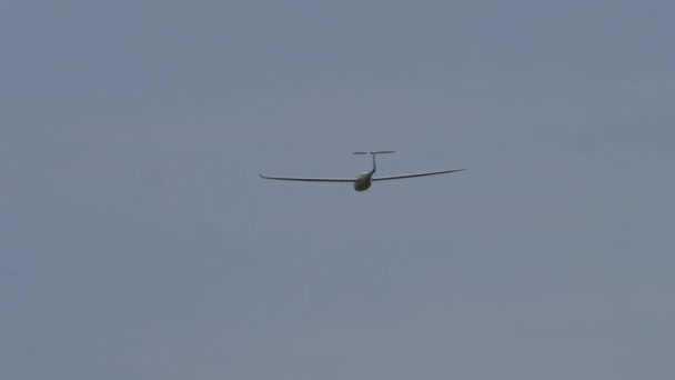 滑翔机在飞行 非机动滑翔机轮廓 滑翔机对着蓝天 — 图库视频影像
