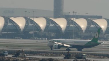 BANGKOK, THAILAND - 01 Mart 2023: Boeing 787 Dreamliner, EVA Air 'den B-17806 Suvarnabhumi Havaalanı' na indikten sonra fren yapıyor. Uçak geliyor. Spoiler verin. EVA Havayolları Tayvan Havayolları