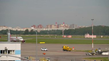 SAINT PETERSBURG, RUSSIA - 26 Temmuz 2022: Sukhoi Superjet 100, Rossiya Havaalanı 'ndan RA-89127. Önlük, havaalanı.