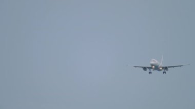 PHUKET, THAILAND - 28 Kasım 2019: Bangkok Havaalanı uçağı Phuket Uluslararası Havaalanı 'na iniş yapmak üzeredir. Uçak uçuyor. Gökyüzünde yolcu uçuşu