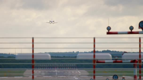 Utsikt Från Slutet Banan Planlandning Långskott Flygplanet Närmar Sig Flygplan — Stockvideo