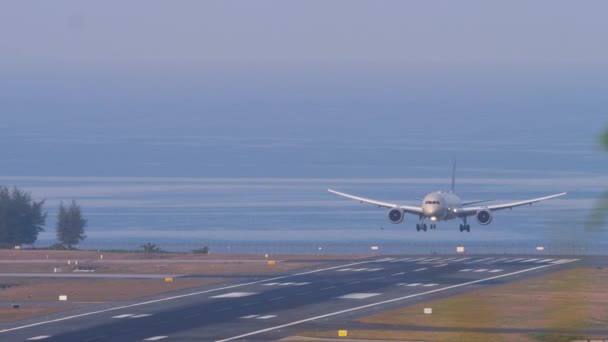 海上に着陸するジェット旅客機のシネマティックショット 滑走路とブレーキ フロントビューに触れる旅客機 トラベルコンセプト — ストック動画